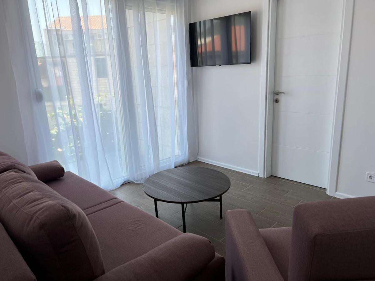 Madamik Apartments Bijela Buitenkant foto
