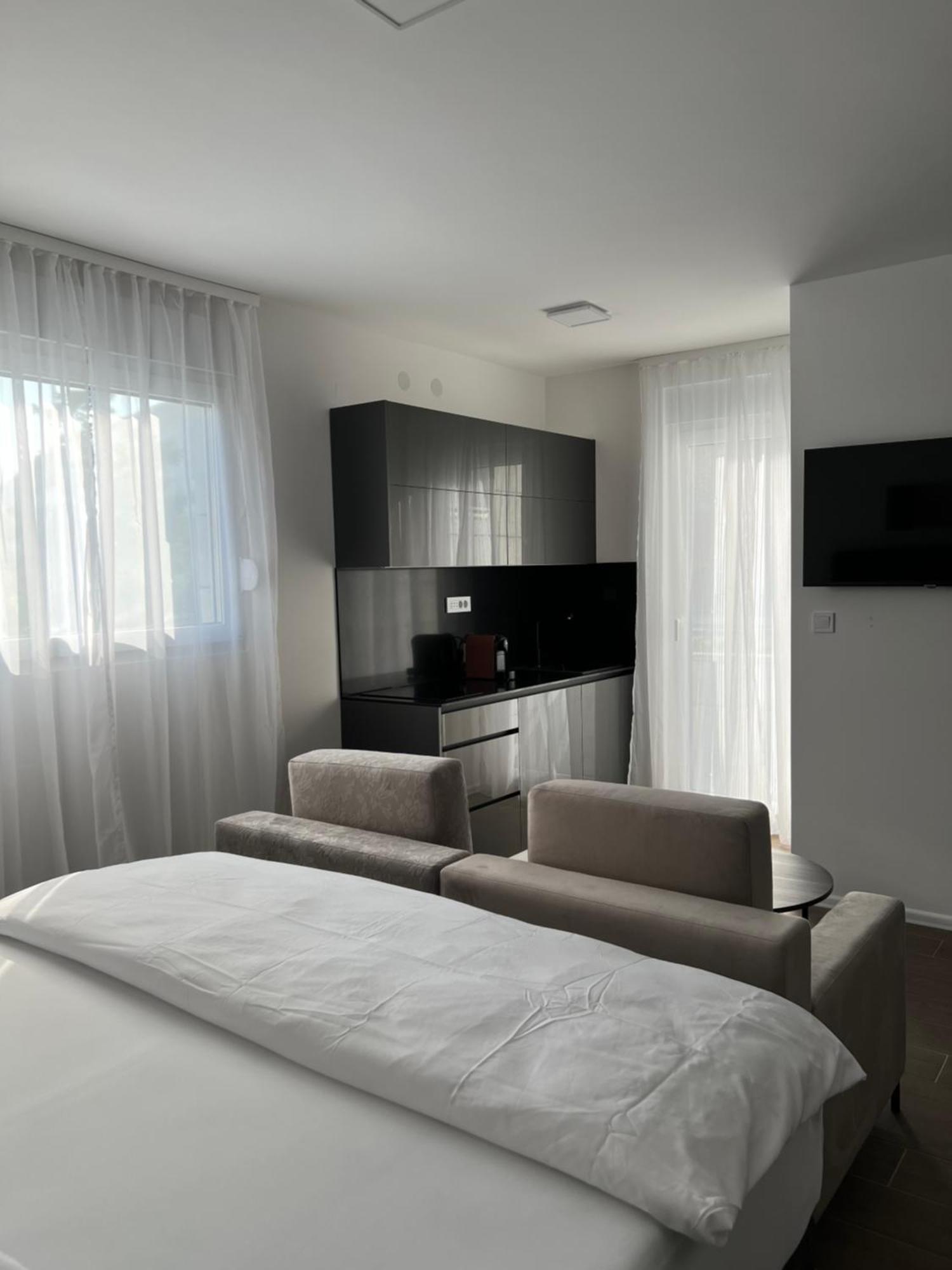 Madamik Apartments Bijela Buitenkant foto