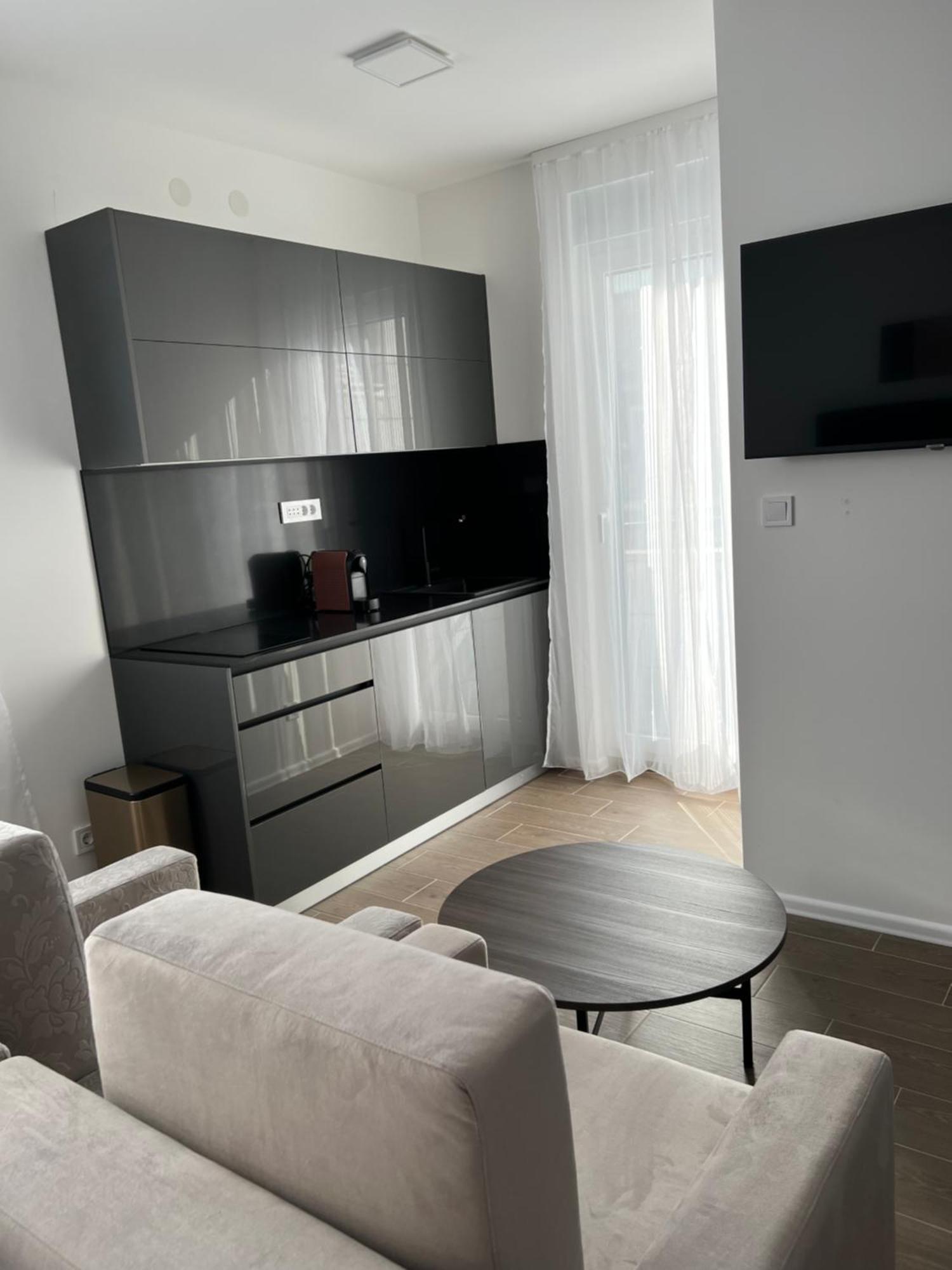Madamik Apartments Bijela Buitenkant foto